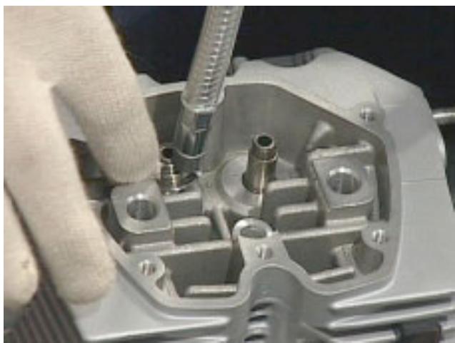 MOTO GUZZI NEVADA CLASSIC 750 IE - DEMONTAGE RETRAIT DES GUIDES DE SOUPAPES DE LA TETE - 2