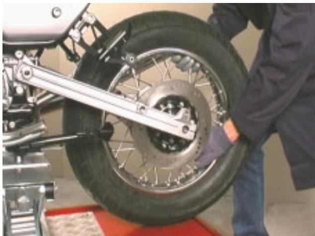 MOTO GUZZI NEVADA CLASSIC 750 IE - IMPORTANT Remonter la fourche AR. en effectuant les opérations suivantes: - 6