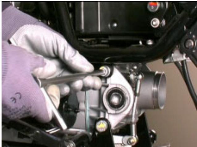 MOTO GUZZI NEVADA CLASSIC 750 IE - DÉMONTAGE DU MOTEUR DU CADRE - 25