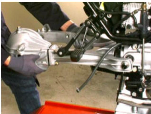 MOTO GUZZI NEVADA CLASSIC 750 IE - DÉMONTAGE DU MOTEUR DU CADRE - 2