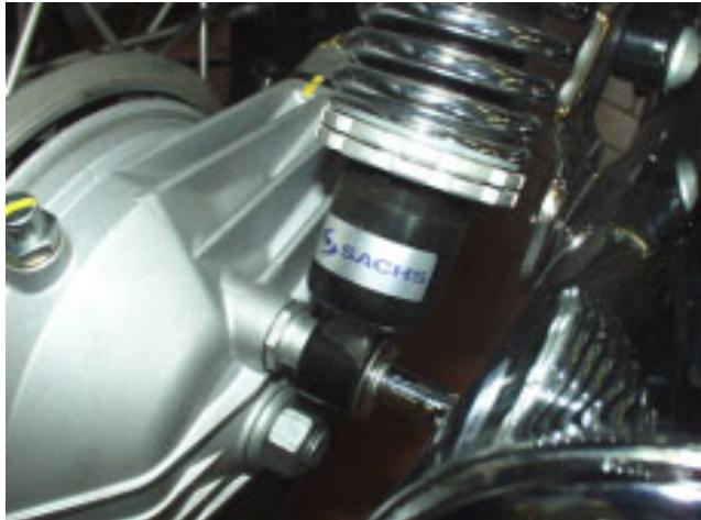 MOTO GUZZI NEVADA CLASSIC 750 IE - DEPOSE DE LA SUSPENSION ARRIERE - 4