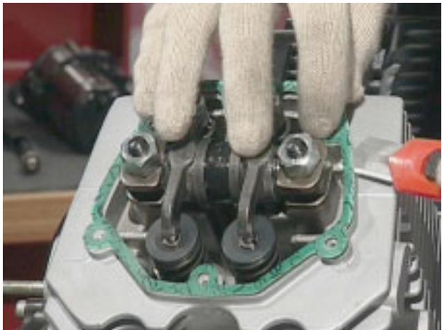 MOTO GUZZI NEVADA CLASSIC 750 IE - DÉPOSE DES COUVERCLES DES CULASSES - 3