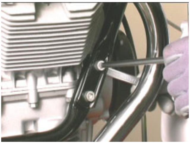 MOTO GUZZI NEVADA CLASSIC 750 IE - REPOSE DU MOTEUR DANS LE CADRE - 5