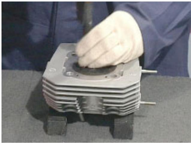 MOTO GUZZI NEVADA CLASSIC 750 IE - DEMONTAGE RETRAIT DES GUIDES DE SOUPAPES DE LA TETE - 3