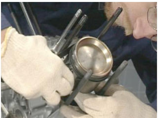 MOTO GUZZI NEVADA CLASSIC 750 IE - REMONTAGE DES PISTONS - 2