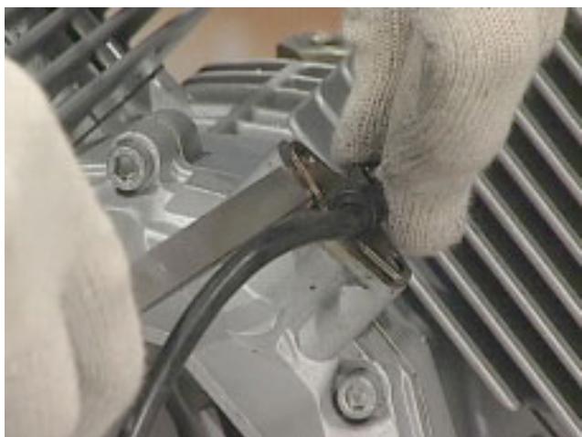 MOTO GUZZI NEVADA CLASSIC 750 IE - RELEVDE L'ENTREFER ET REMONTAGE DU CAPTEUR - 4