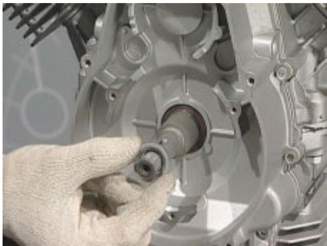 MOTO GUZZI NEVADA CLASSIC 750 IE - REMONTAGE DE L'ALTERNATEUR - 1