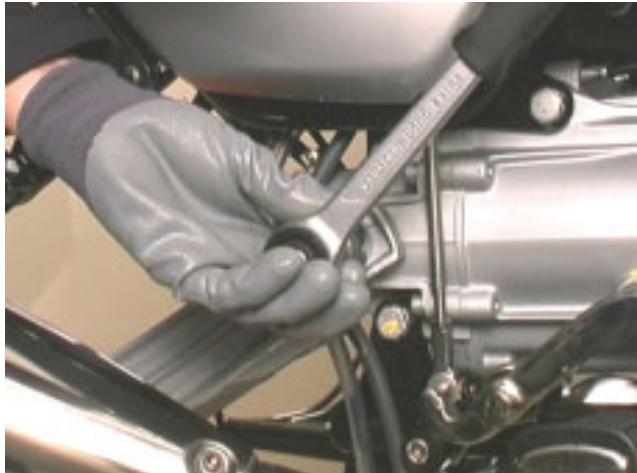 MOTO GUZZI NEVADA CLASSIC 750 IE - IMPORTANT Remonter la fourche AR. en effectuant les opérations suivantes: - 4
