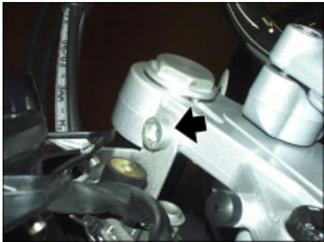 MOTO GUZZI NEVADA CLASSIC 750 IE - RÉGLAGE DU JEU AUX ROULEMENTS DE DIRECTION - 2