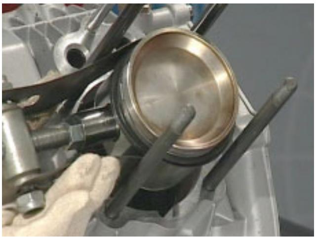 MOTO GUZZI NEVADA CLASSIC 750 IE - REMONTAGE DES PISTONS - 3