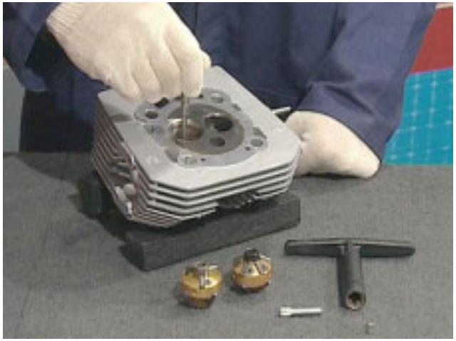 MOTO GUZZI NEVADA CLASSIC 750 IE - OPÉRATION DE RECTIFICATION DES SIÉGES DE SOUPAPES - 1