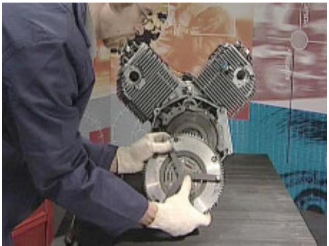 MOTO GUZZI NEVADA CLASSIC 750 IE - MONTAGE DU PLATEAU D'EMBRAYAGE ET DU DISQUE - 4