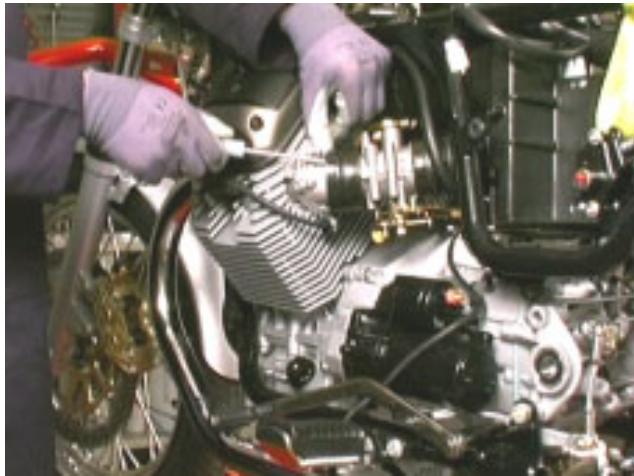 MOTO GUZZI NEVADA CLASSIC 750 IE - REPOSE DU MOTEUR DANS LE CADRE - 1