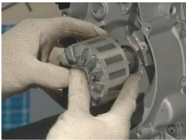 MOTO GUZZI NEVADA CLASSIC 750 IE - DEMONTAGE DE L'ALTERNATEUR - 4