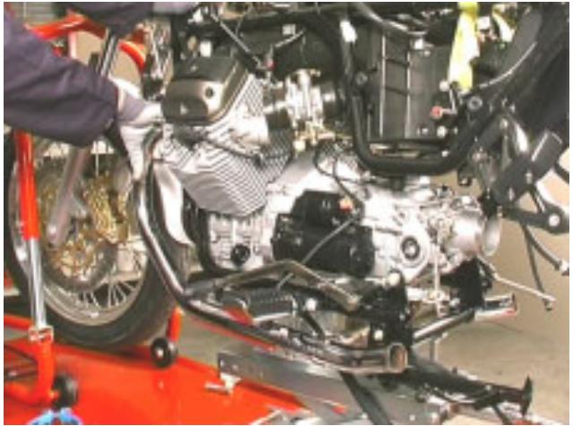 MOTO GUZZI NEVADA CLASSIC 750 IE - DÉMONTAGE DU MOTEUR DU CADRE - 28
