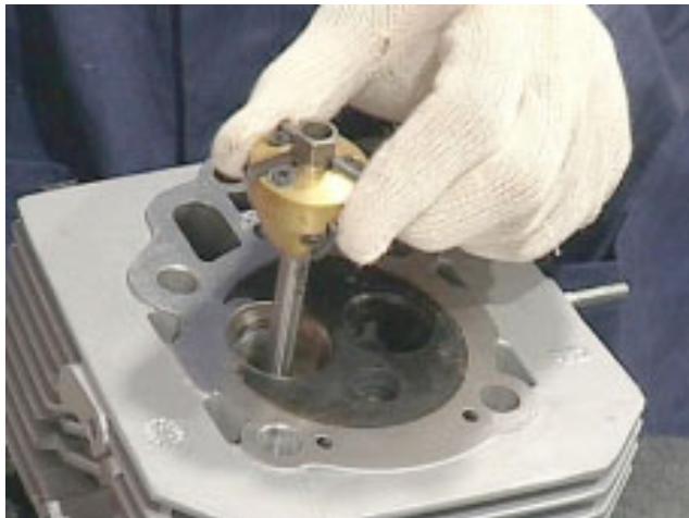 MOTO GUZZI NEVADA CLASSIC 750 IE - OPÉRATION DE RECTIFICATION DES SIÉGES DE SOUPAPES - 6