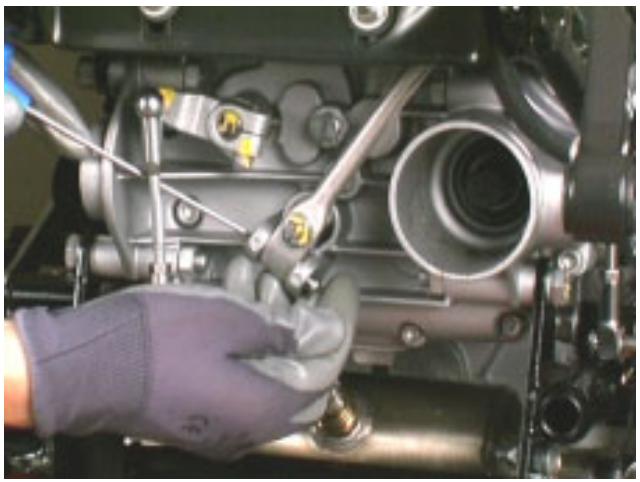 MOTO GUZZI NEVADA CLASSIC 750 IE - DÉMONTAGE DU MOTEUR DU CADRE - 7