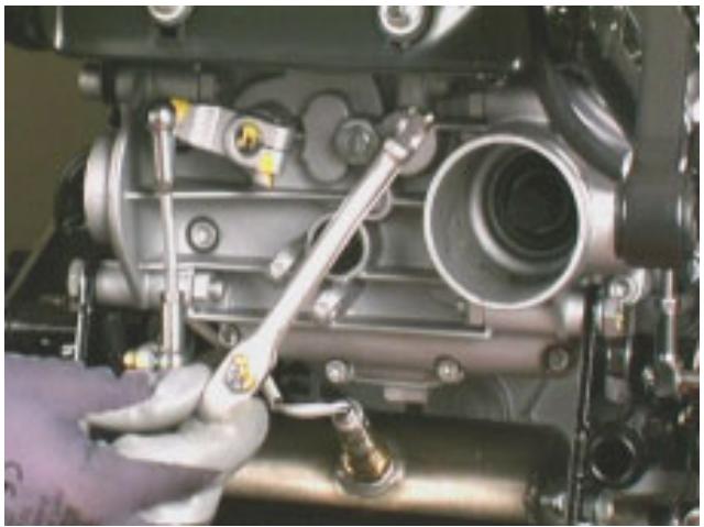 MOTO GUZZI NEVADA CLASSIC 750 IE - REPOSE DU MOTEUR DANS LE CADRE - 20