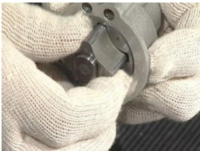 MOTO GUZZI NEVADA CLASSIC 750 IE - DEMONTAGE DE LA POMPE A HUIL - 2