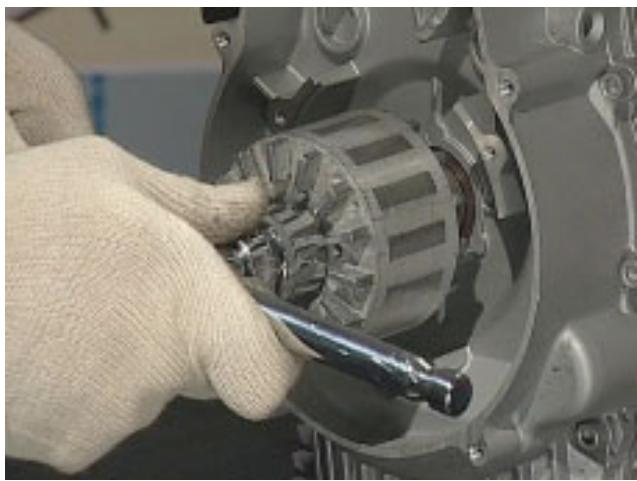 MOTO GUZZI NEVADA CLASSIC 750 IE - DEMONTAGE DE L'ALTERNATEUR - 3