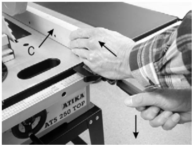 ATIKA ATS 250 - Längsanschlag (C) auf der Sägetischplatte anbringen - 1