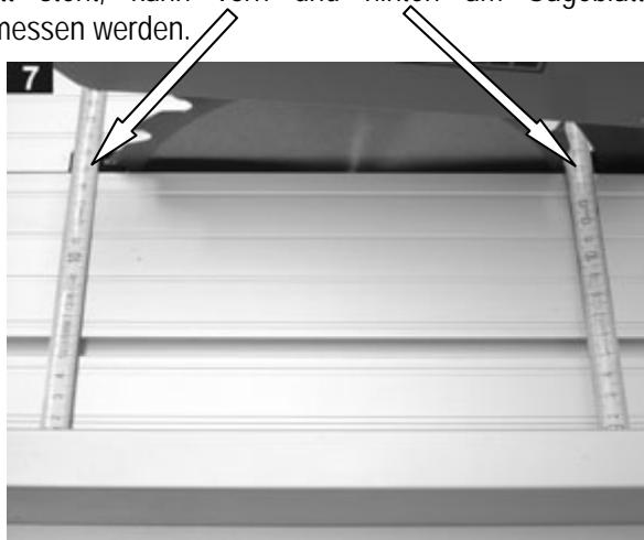 ATIKA T 250 - Längsanschlag auf der Sägetischplatte anbringen - 2