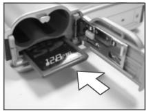 FERRANIA SD-714 - Insérer ou retirer une carte mémoire - 2