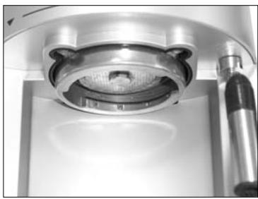 WHITE & BROWN EX 823 - CLEANING THE FILTER RING HOUSING. - 1