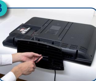 SYLVANIA LC321SSX - Attaching the Stand - 2