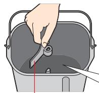 PANASONIC 2512 - Extraiga el recipiente del pan y colocque la pala de amasar - 2
