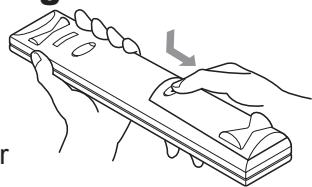 HITACHI 40F501HB1T62 - Ouvrez le couvercle du logement des piles. - 1