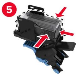 LEXMARK CS921DE - Remplacement de la cartouche d'agrafes dans l'unité de finition de livre - 6