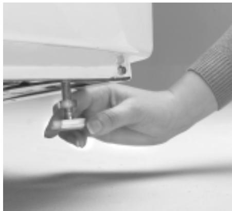 WHIRLPOOL AWM 8900 - Réglage des pieds - 2