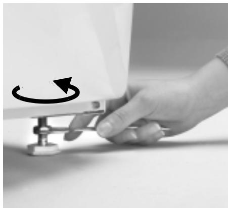 WHIRLPOOL AWM 8900 - Réglage des pieds - 3