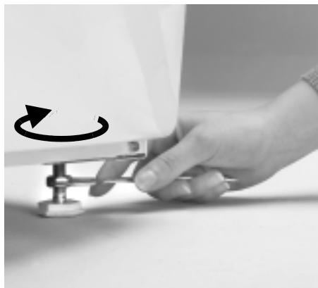 WHIRLPOOL AWM 8900 - Réglage des pieds - 1