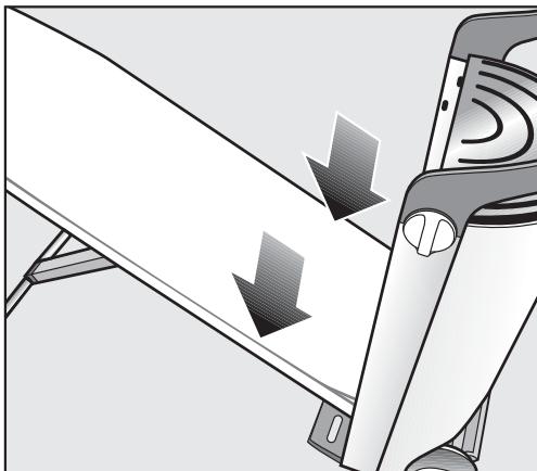 MIELE B 3312 - Replier la table de repassage - 2