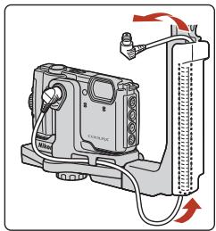NIKON COOLPIX W300 - Passez le câble en fibre optique sous-marin à travers la poignée du support, du bas vers le haut. - 1