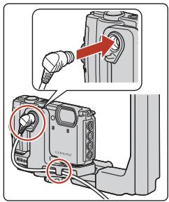 NIKON COOLPIX W300 - Raccordez le câble en fibre optique sous-marin à l'adaptateur pour câble. - 1