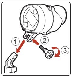 NIKON COOLPIX W300 - Fixez le flash sous-marin à la poignée du support sous-marin. - 1