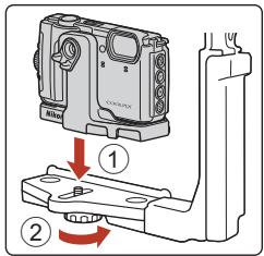 NIKON COOLPIX W300 - L'appareil photo étant fixé, accrochez l'adaptateur pour câble au support sous-marin. - 1
