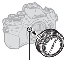 OLYMPUS E-M10 MKIV - Fixation d'un objectif sur l'appareil photo - 3