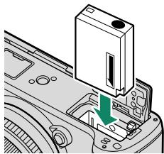 FUJIFILM XT3 - Insérez la batterie comme illustré. - 2