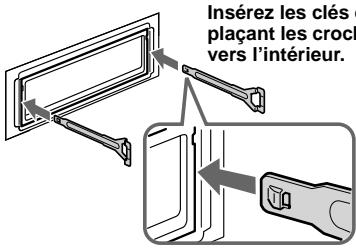 Insérez les clés e plaçant les croch vers l'intérieur.