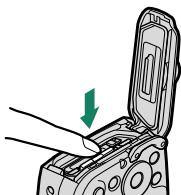 FUJIFILM FINEPIX XP 140 - Retrait de la batterie et de la carte mémoire - 2