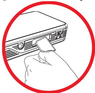 AIPTEK POCKET CINEMA V20 - Insertion d'une carte mémoire (optionnel) - 1
