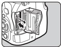 PENTAX K-1 II SILVER + GRIP K1EDITION LIMITE - Insertion d'une carte mémoire - 3