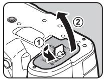 PENTAX K-1 II SILVER + GRIP K1EDITION LIMITE - Ouvrez la trappe de protection du logement de la batterie. - 1