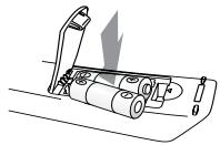 SAMSUNG DVD-VR 375 - Insertion des piles dans la télécommande - 3