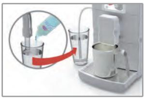 RIVIERA ET BAR CE760A - Nettoyage du système à lait après la préparation d'une boisson au lait - 1