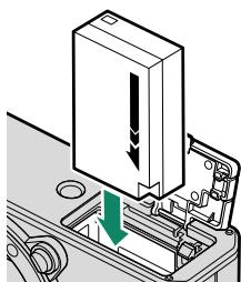 FUJIFILM X-E4 - Insertion de la batterie et d'une carte mémoire - 3
